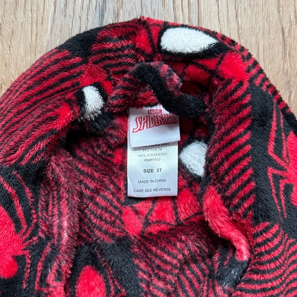 Kids Red Spider-Themed Robe - Picture 2 of 4